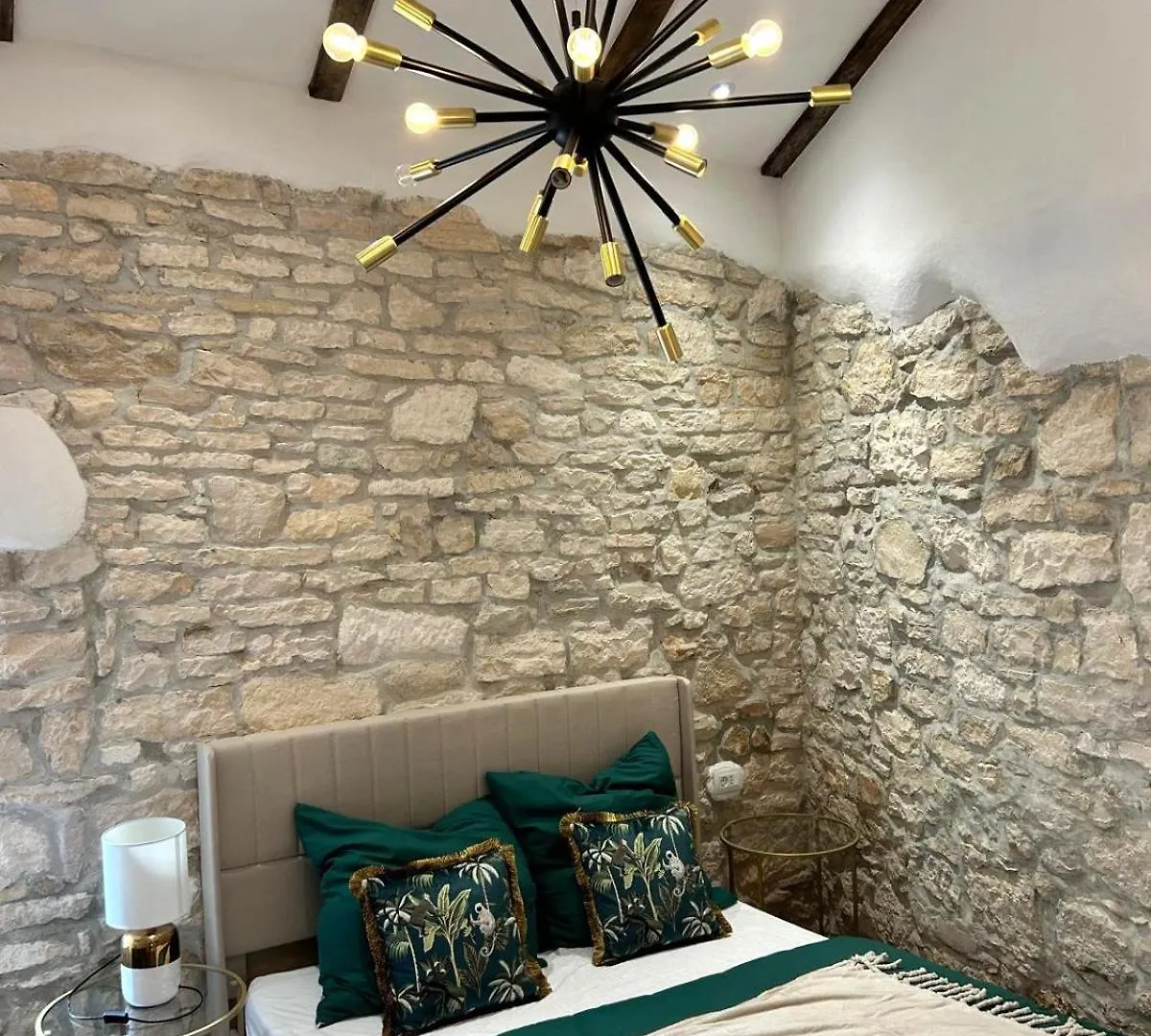 Steinhaus Mit Garten In Der Altstadt Rovinj